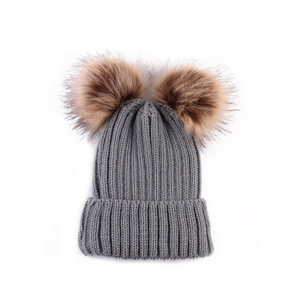 Joli chapeau à double pompon. Achetez des chapeaux sur Mounteen. Expédition mondiale disponible.