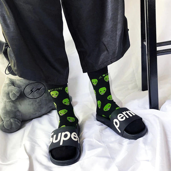 Grüne Alien-Socken. Kaufen Sie Strumpfwaren bei Mounteen. Weltweiter Versand möglich.