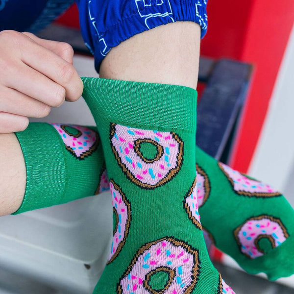 Grüne Donut-Socken. Kaufen Sie Strumpfwaren bei Mounteen. Weltweiter Versand möglich.