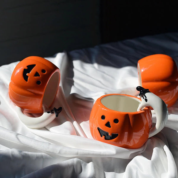 Tasse à café en forme de citrouille pour Halloween. Achetez des tasses sur Mounteen. Expédition mondiale disponible.