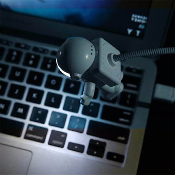 Lampe pour ordinateur portable Space Man. Achetez des lampes sur Mounteen. Expédition mondiale disponible.