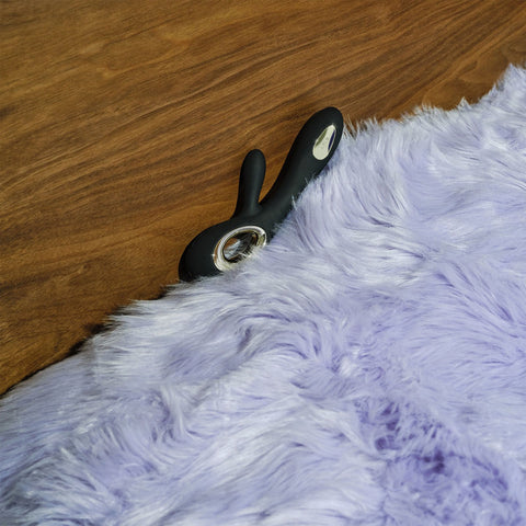 Lelo Soraya Wave Black Next to Rug