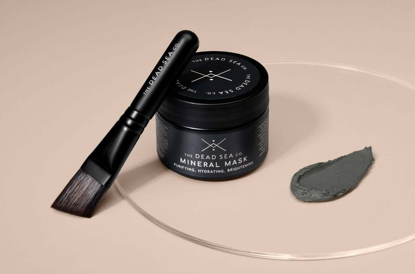 Mineral mud mask and face mask brush 