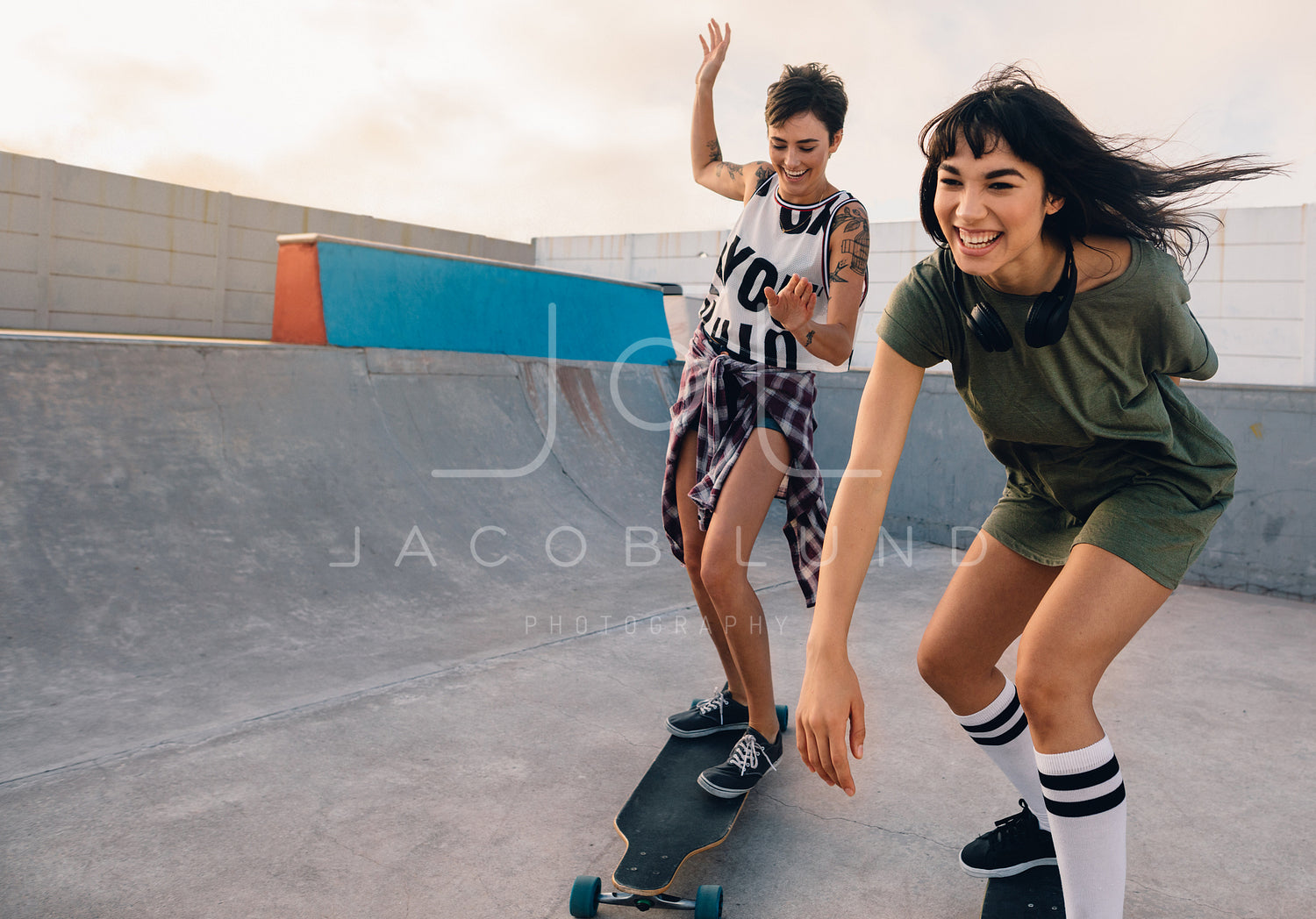 flexibel Dressoir Sluiting Girls riding on skateboards and having fun at skate park – Jacob Lund  Photography Store- premium stock photo