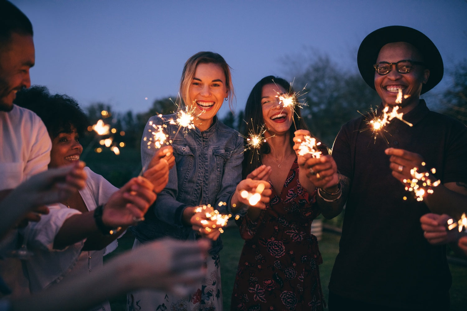 friends photoshoot ideas sparklers