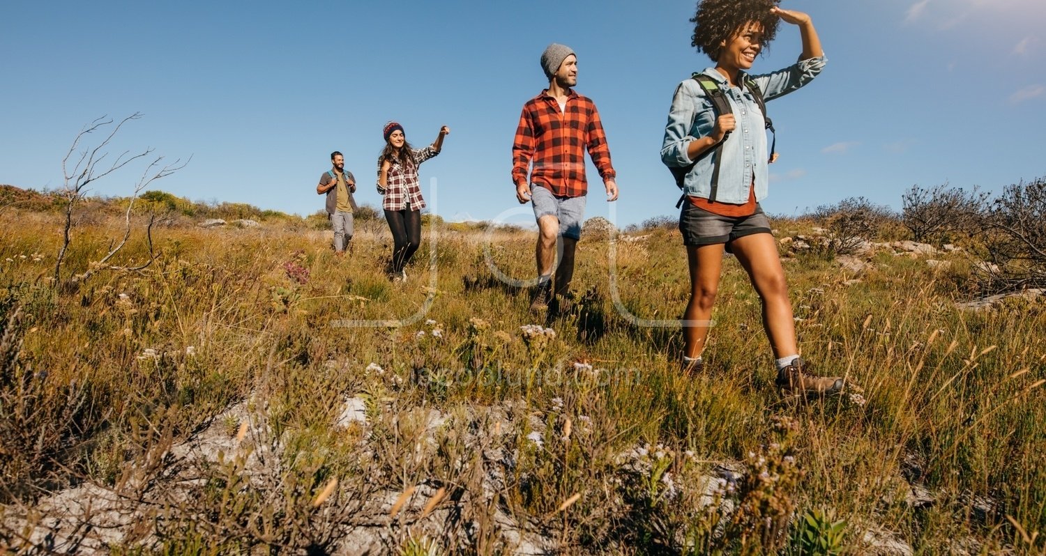 People living in the countryside. People in the countryside. Young people in countryside. Charlotte friend to the countryside фото. We walk in the countryside.