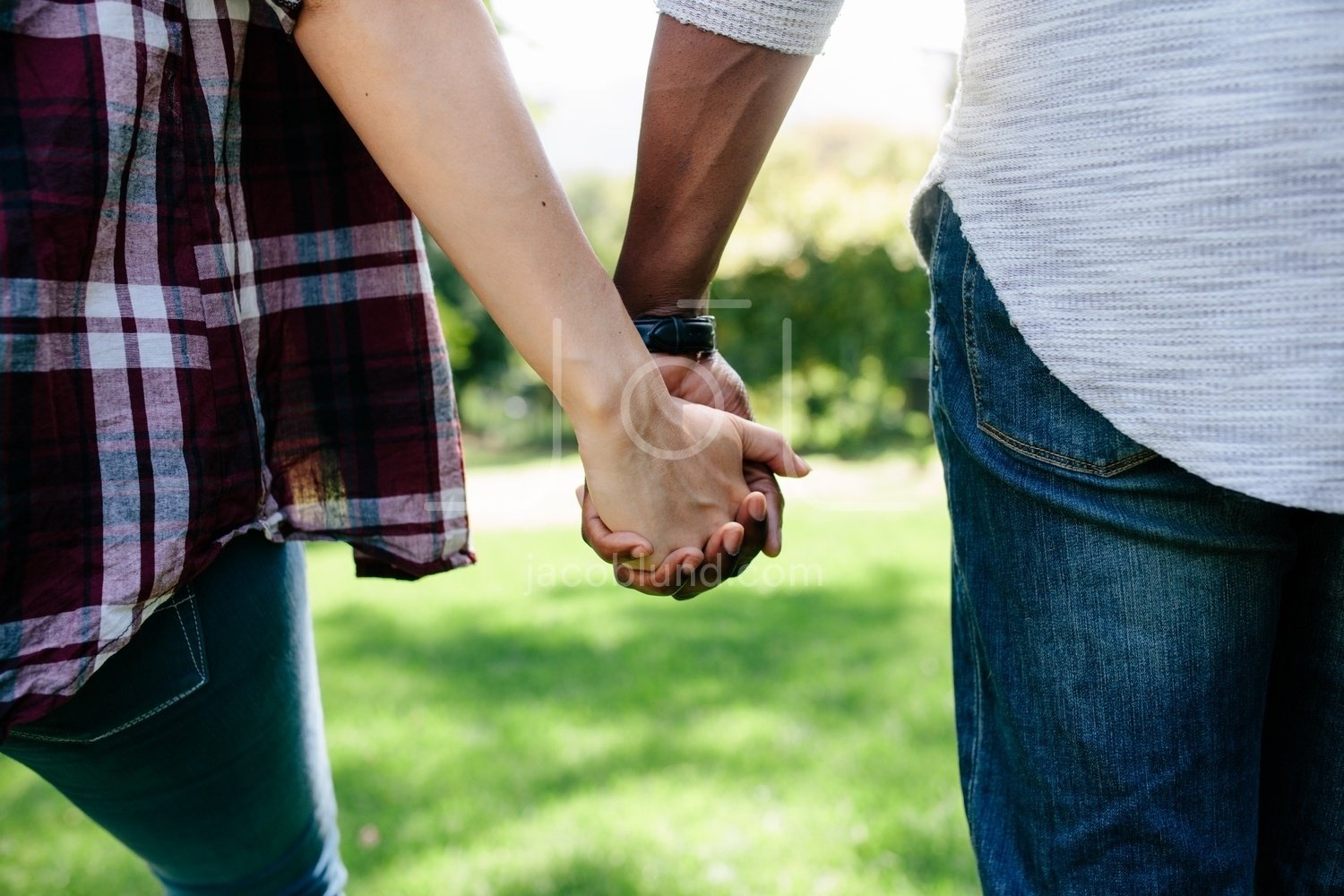 Couple holding hands and walking outdoors – Jacob Lund Photography ...