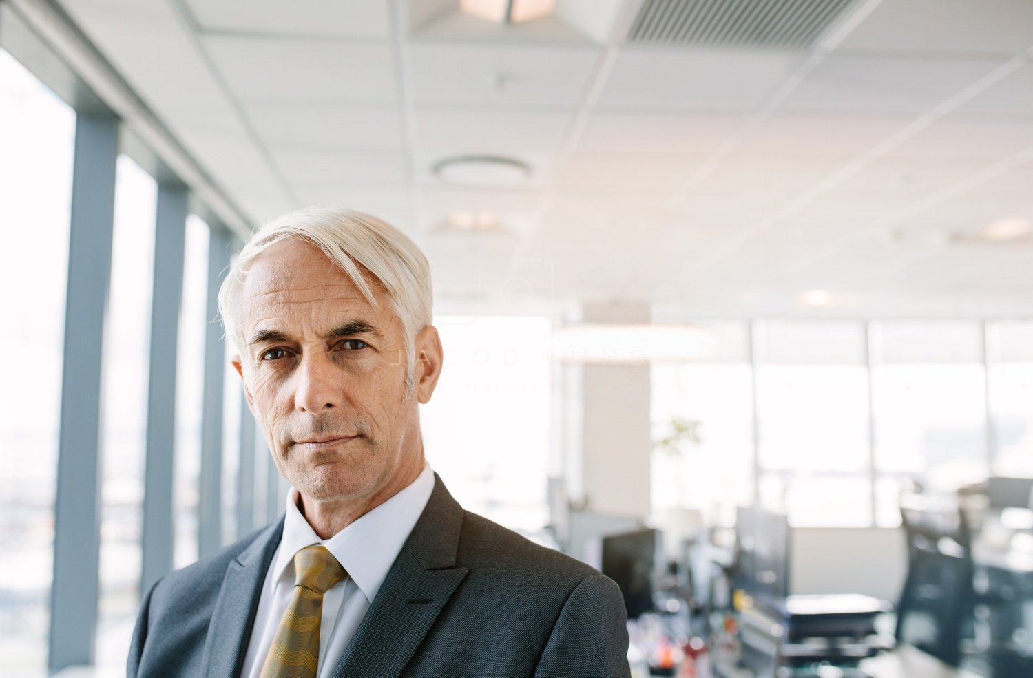 Директор ждет. Pensive Senior man standing thinking.