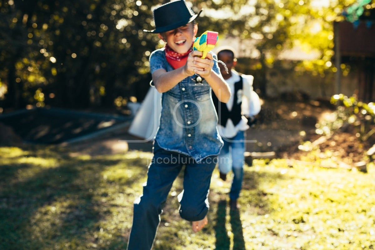 Backyard boy. Ну че пацаны детское шампанское Мем. Мальчик с водяным пистолетом с дедушкой. Мальчик бойс СПЕДО. Children Play with Toy Guns.