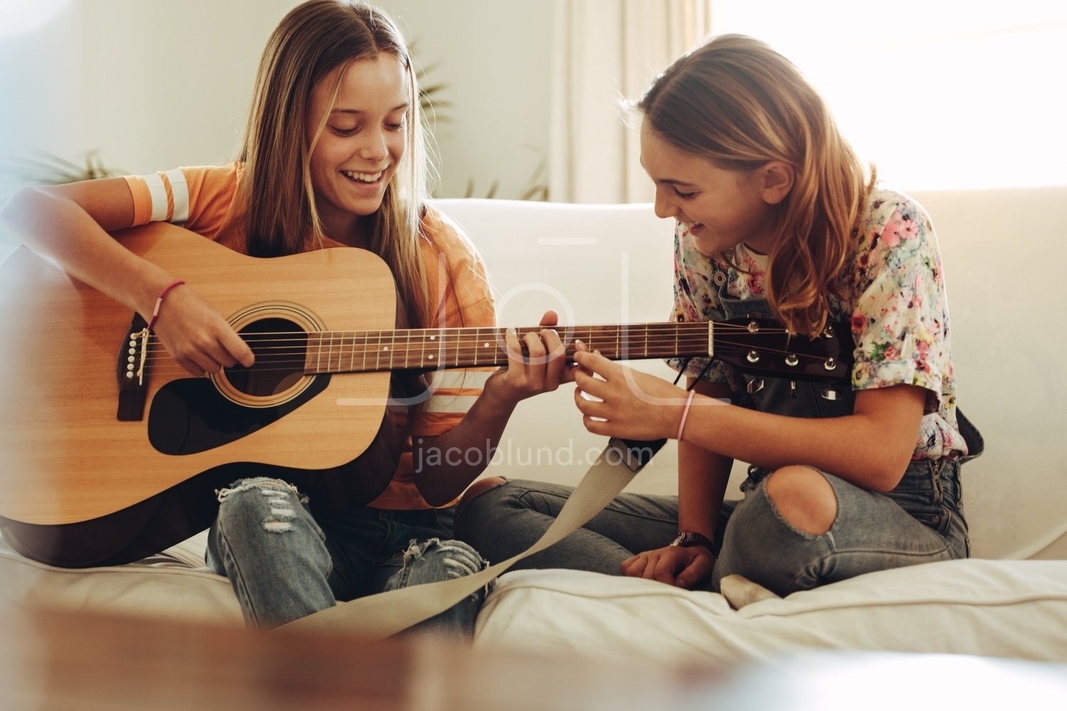 He can play guitar. Подросток с гитарой. Подруги с гитарами. Люди играющие на гитаре. Гитара для детей.