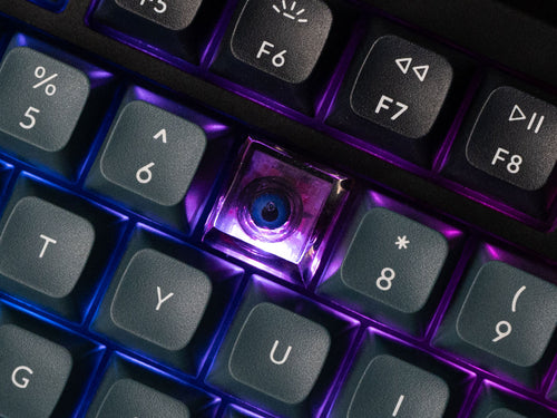 Evil-Eye-Resin-Artisan-Keycap-Blue-backlight.jpg__PID:40651267-ce35-41ea-873d-35a788303c8a