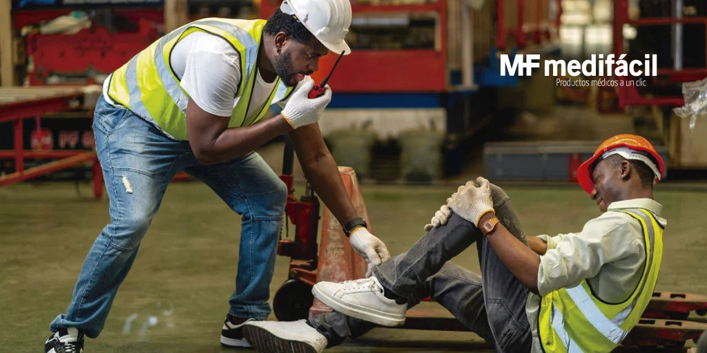 Empleado con su equipo de protección en su espacio de trabajo - Medifácil