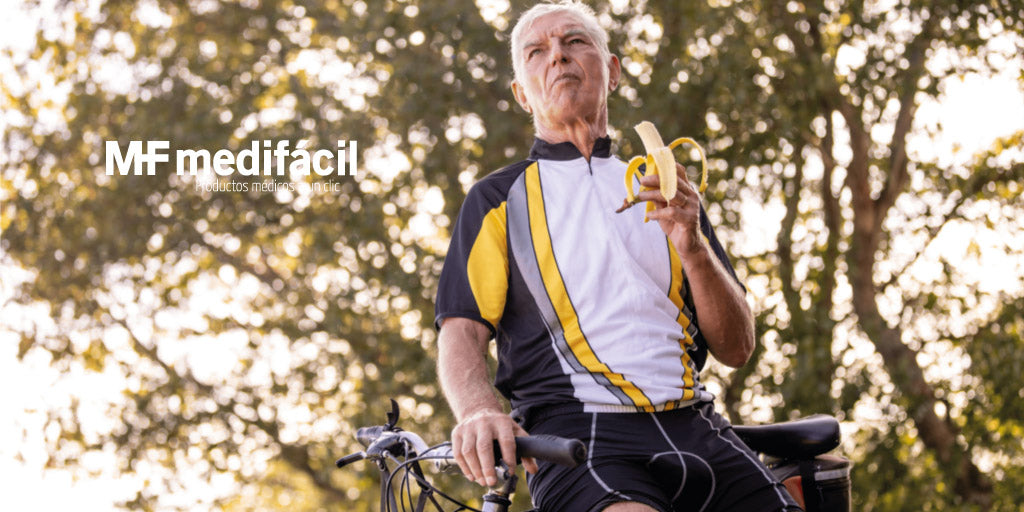 Ciclista adulto mayor comiendo un plátano: lesiones en la piel por caídas en bici, cómo tratar las heridas en el ciclismo