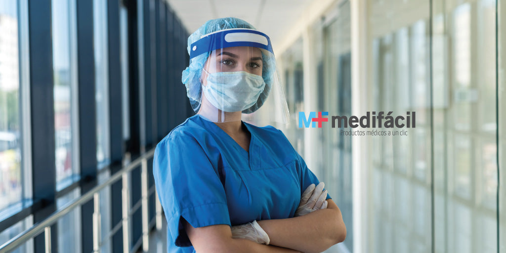 Enfermera preparada para trabajar en el pasillo de un hospital