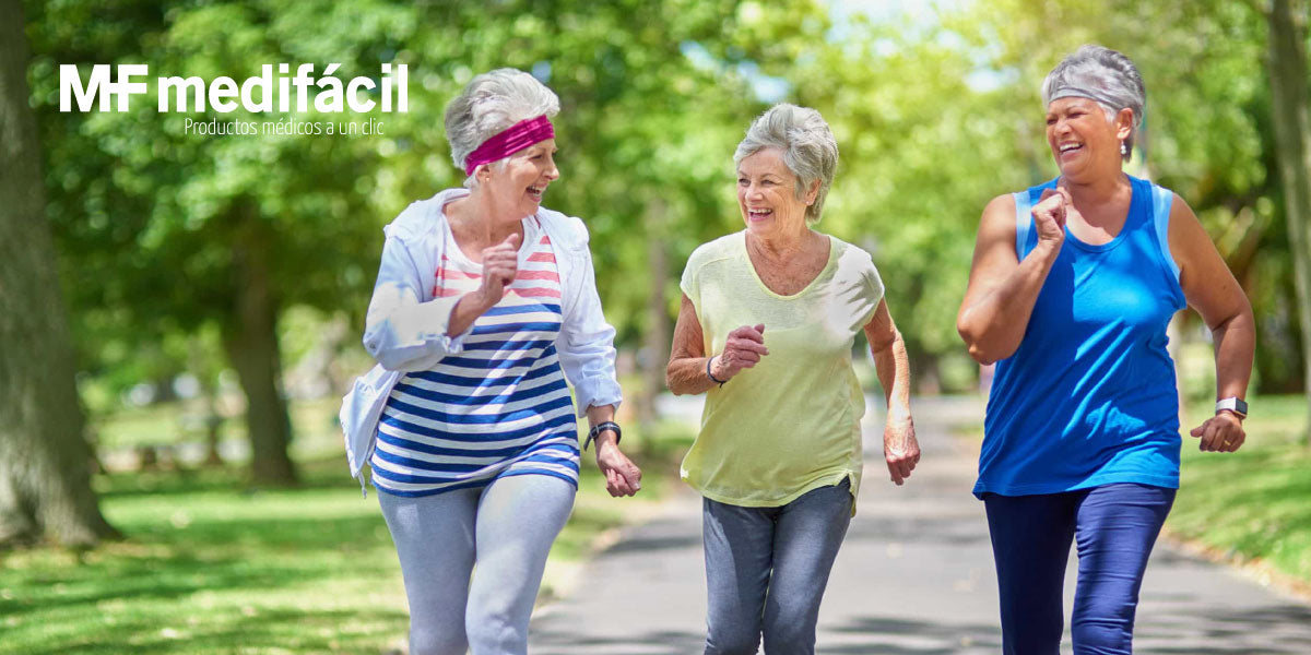 Mujeres de la tercera edad corriendo juntas: vejez saludable, realizar actividad física