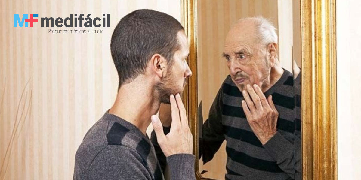 Hombre joven mirándose al espejo viéndose a él mismo más viejo