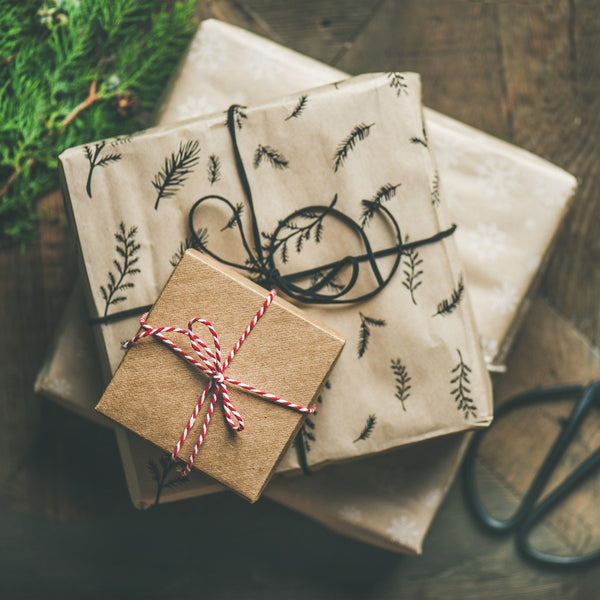 Wrapping gifts with old paper: a zero-waste idea