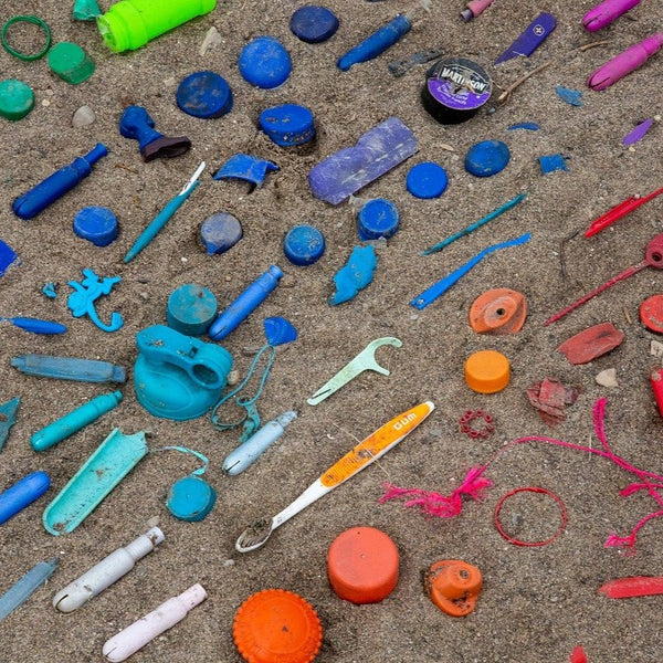 Plastikverschmutzung: bunte Plastikobjekte, die am Meer gesammelt werden