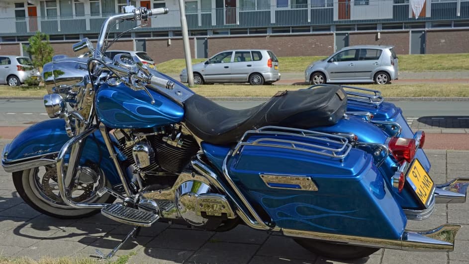 Harley-Davidson Road King Classic de 2001 garée sur la route.