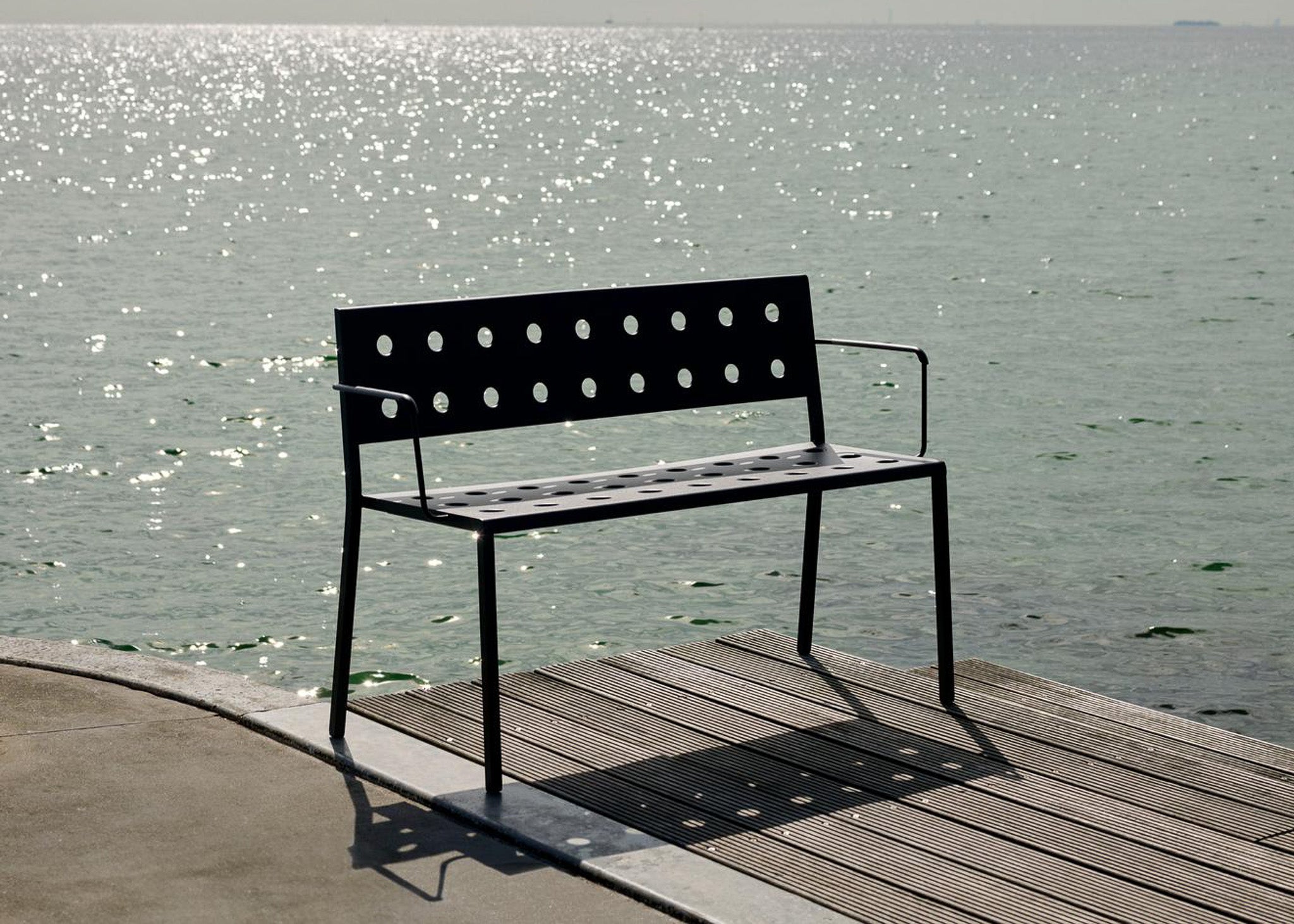 Balcony_Dining_Bench_w._arm_anthracite_01.jpg__PID:cdd8aef7-9793-4439-9c96-97af165af17f