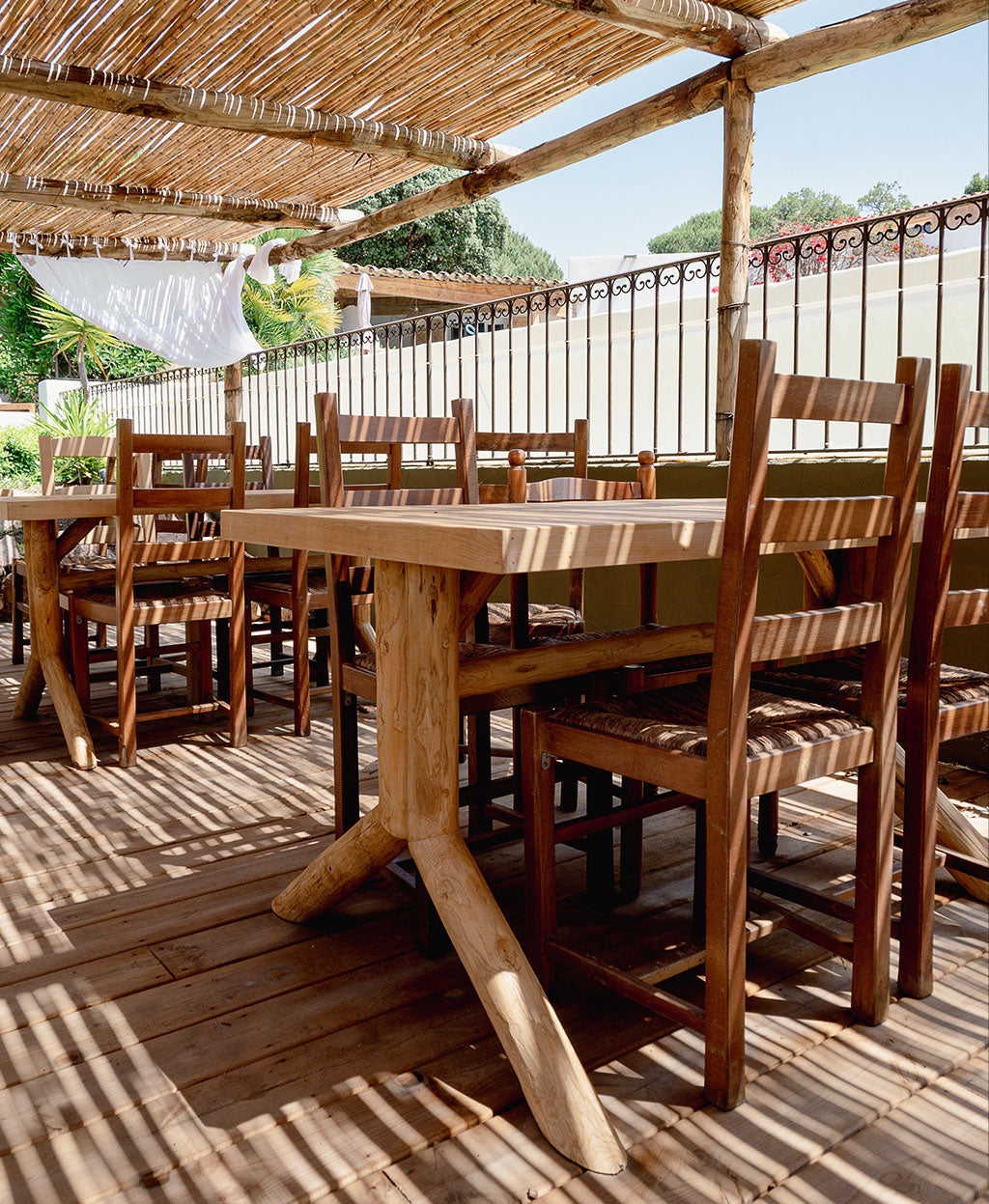 agencement création de table sur mesure en bois hôtel Palombaggia corse