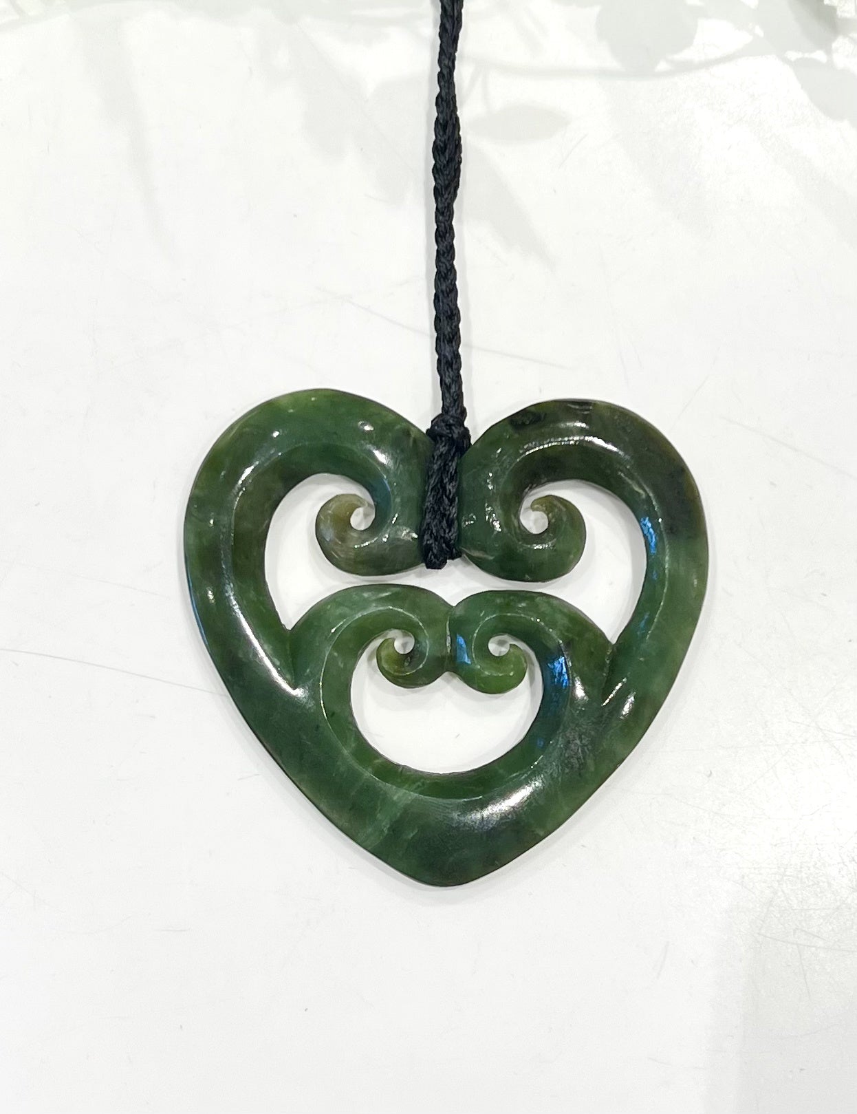 Greenstone / Pounamu Pendant Heart Koru XL – gecko in the village