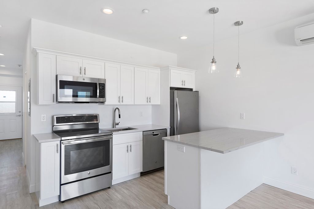 Fabuwood Allure Galaxy Frost White Shaker Kitchen at Sand Piper Condos in West Hamptons, NY