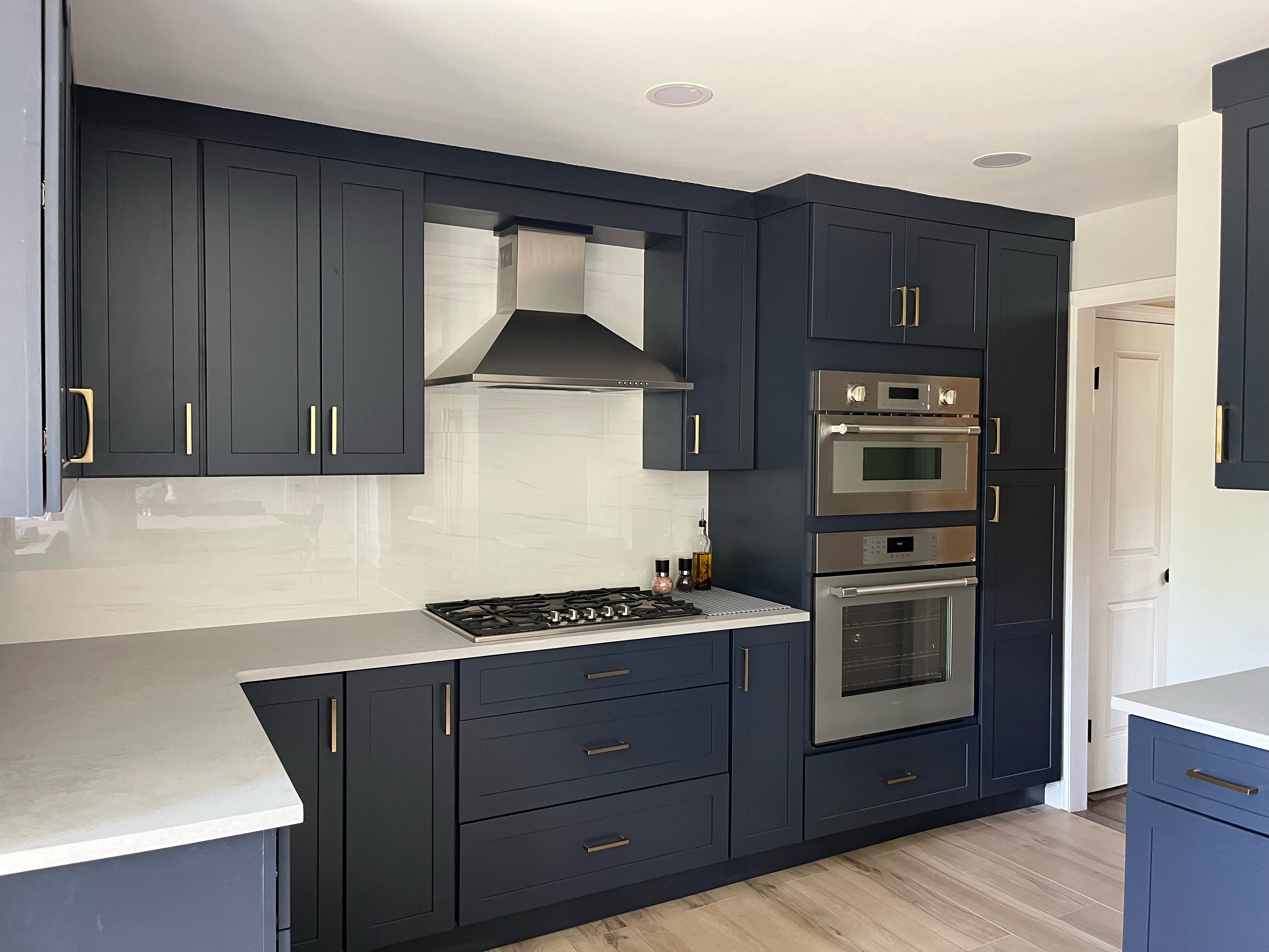Fabuwood Allure Galaxy Indigo blue shaker kitchen with cook top, stainless hood and caesarstone countertop
