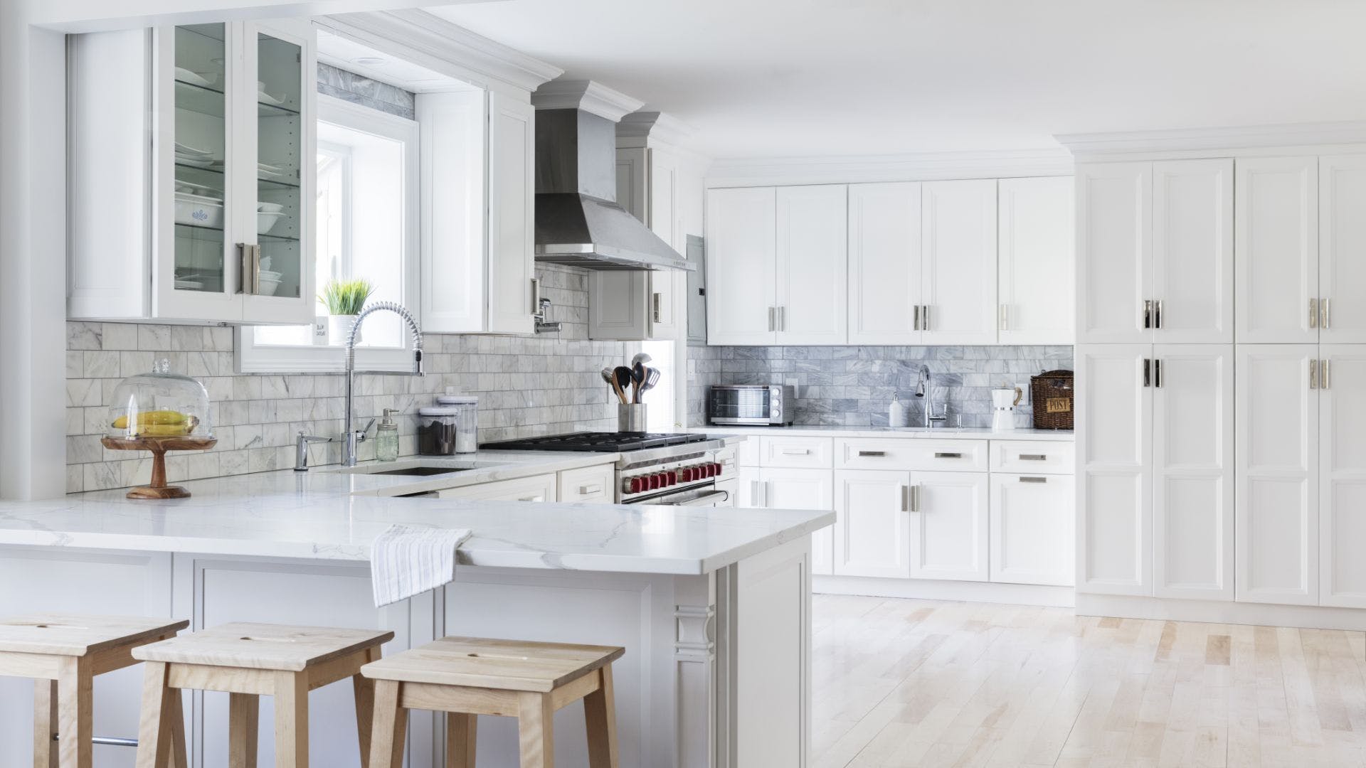 Fabuwood Onyx Frost, White Kitchen with Peninsula with seating