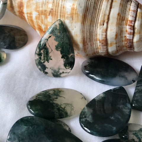 Moss agate. What is Moss agate ?