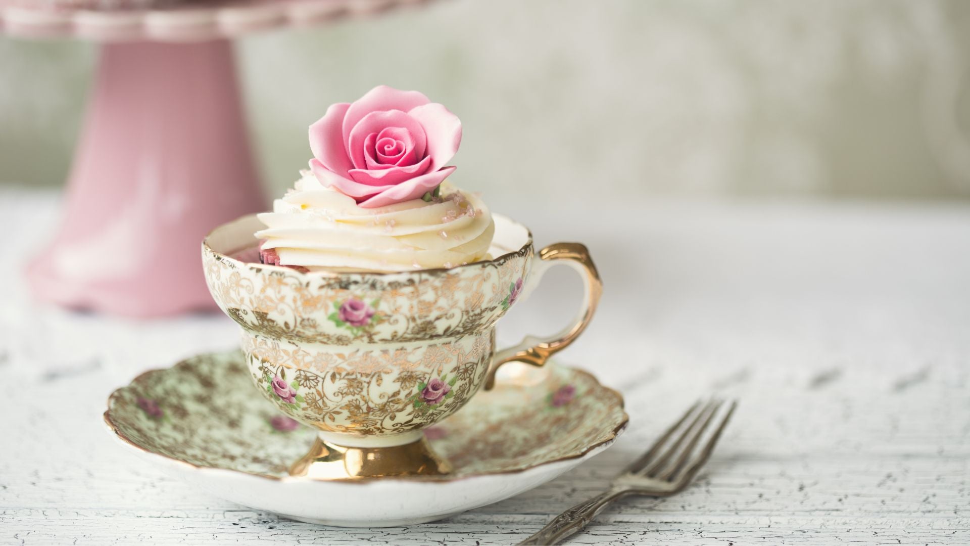 Collombatti Naturals 5 ways to reduce waste over Christmas picture of a tea cup with a cake in it