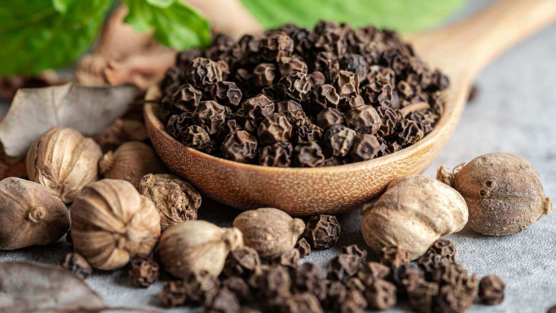 Collombatti Naturals Are there any wellness benefits to drinking chai picture of black peppercorns