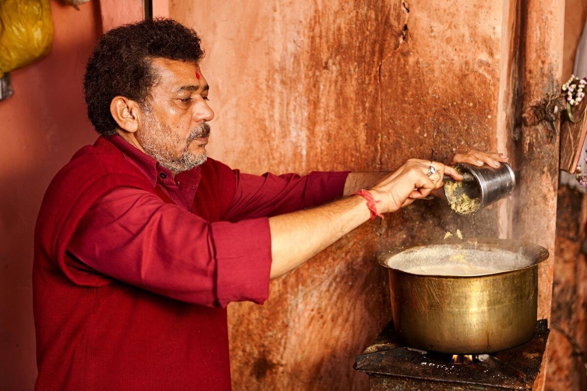 Collombatti Nuturals is there any health benefits of drinking chai picture of a man making a traditional chai