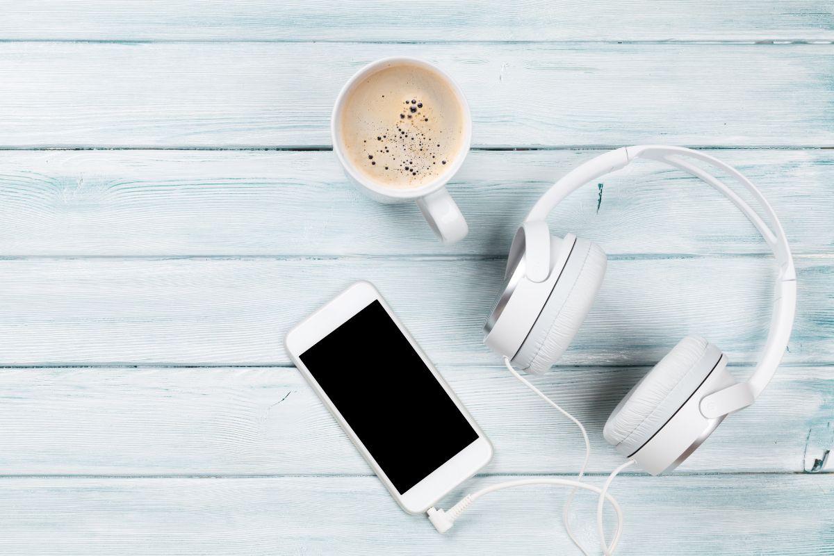 Collombatti Naturals Moon Milk for a good night sleep picture of phone and headphones for relaxation apps