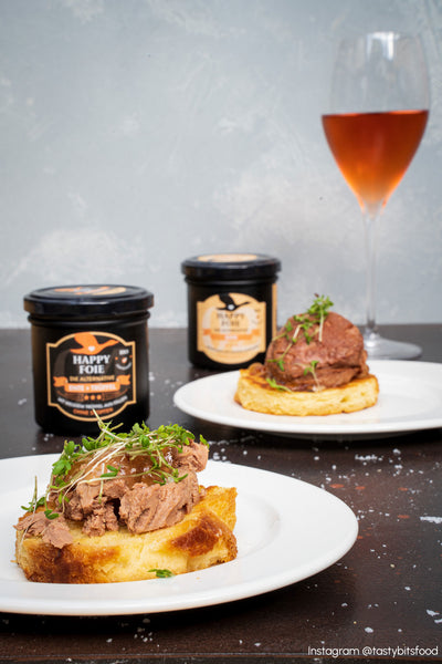 Joyeux foie de canard et truffe avec une coupe de champagne rosé - l'alternative au foie gras ou au foie gras