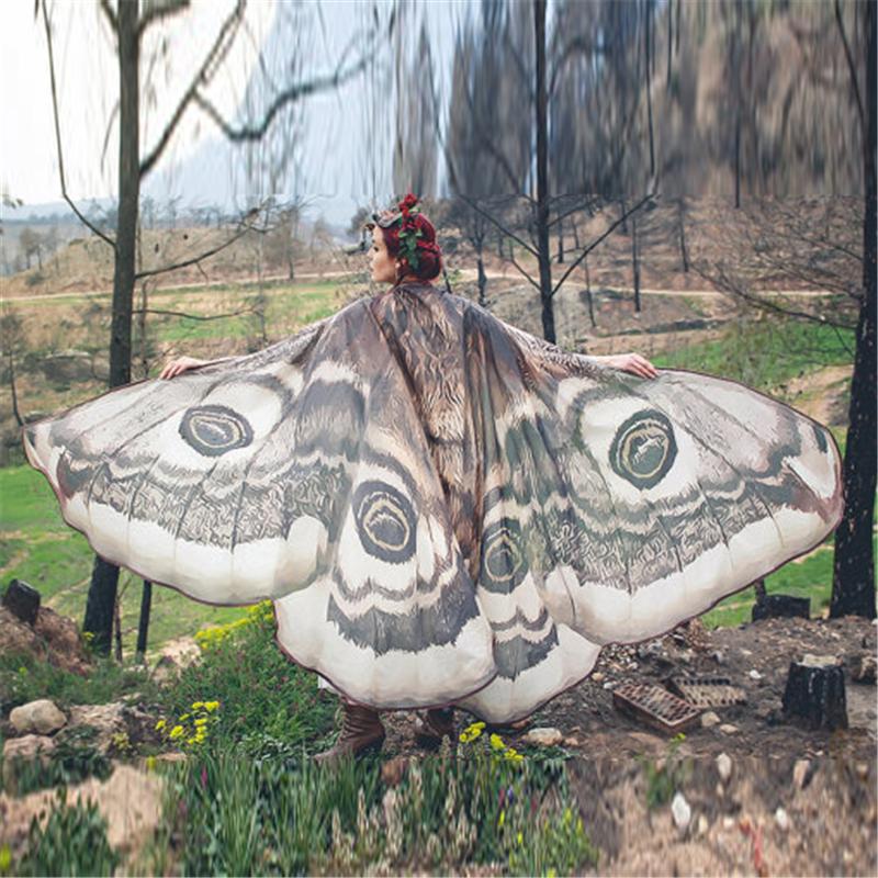 Hermosa mariposa de las mujeres alas de manto