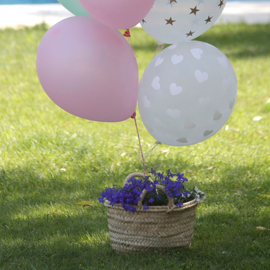 Natural raffia carrycot with balloons