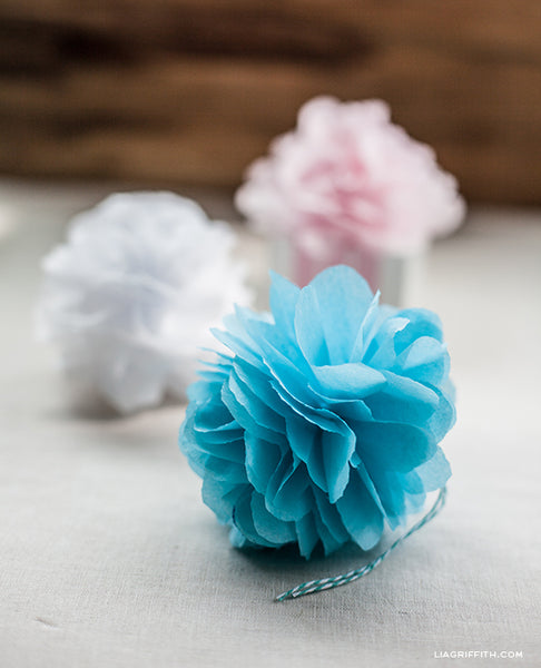 Flores hechas con servilletas de papel – La Fiesta de Olivia