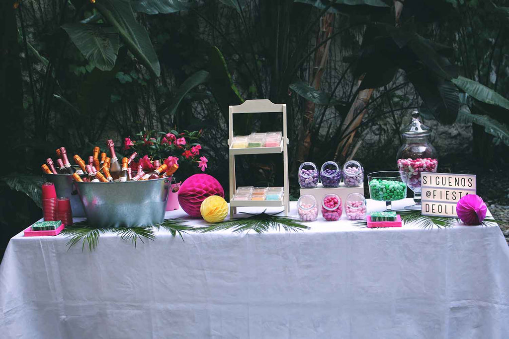 presentation-book-party-table