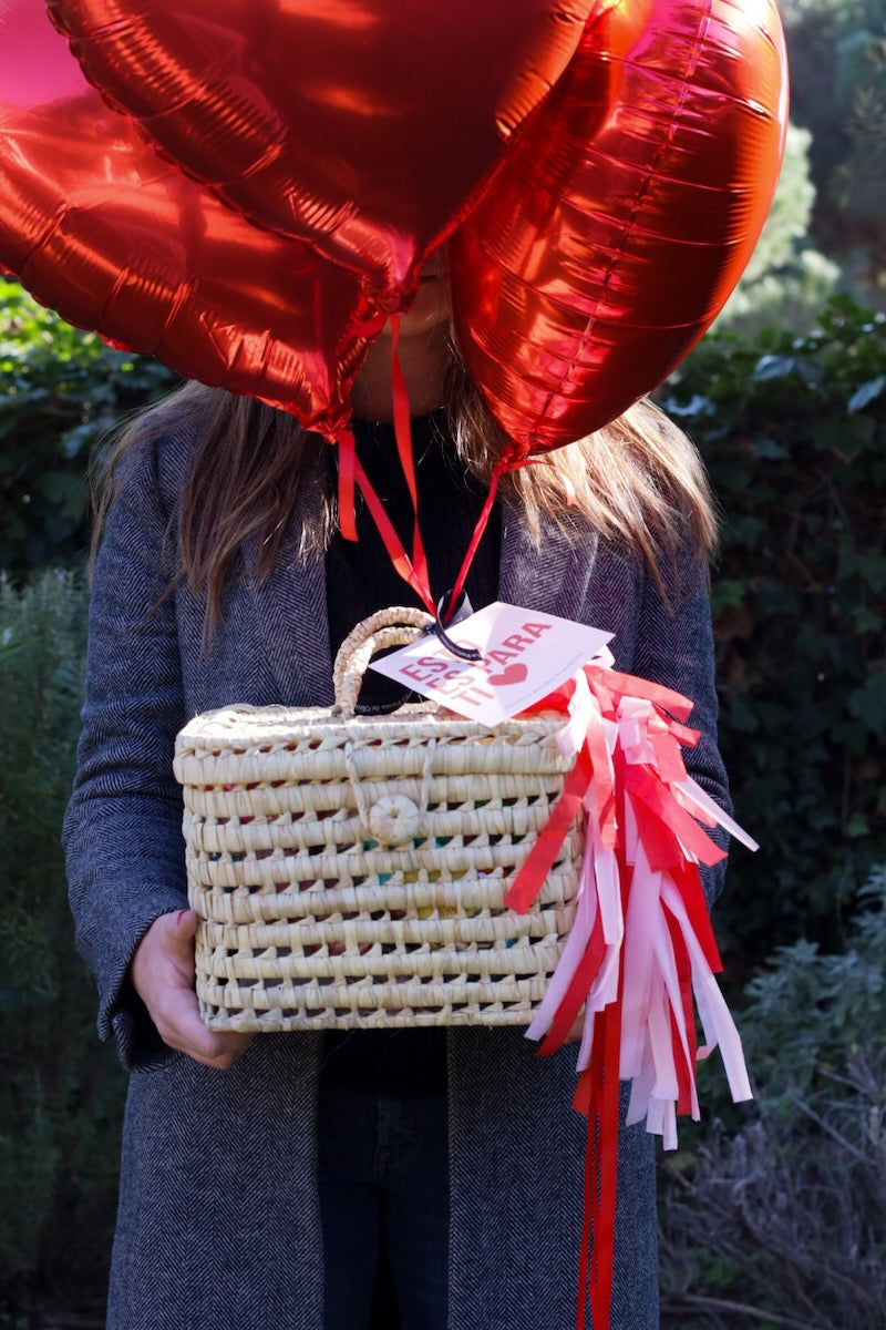 cesta de dia dos namorados com balões barcelona