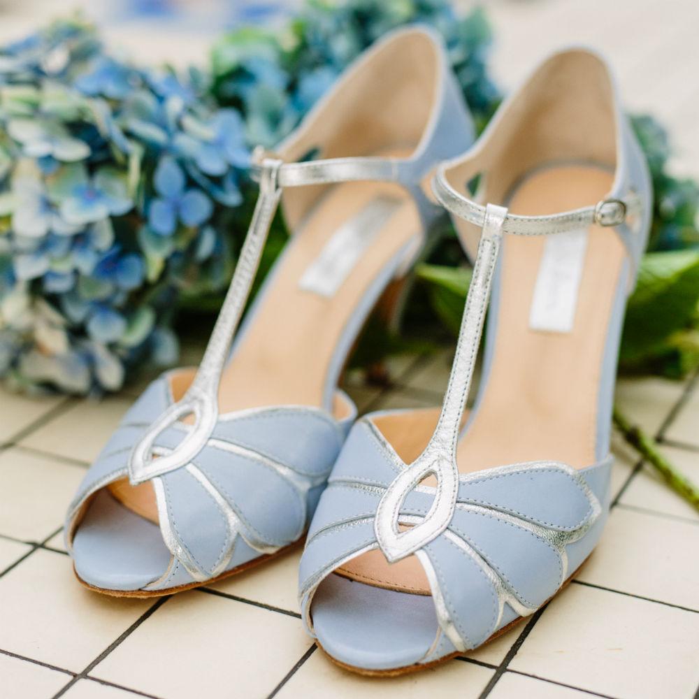 Невеста в синих туфлях. Обувь для невесты. Легкие летние Свадебные туфли. Легкие летние туфли.