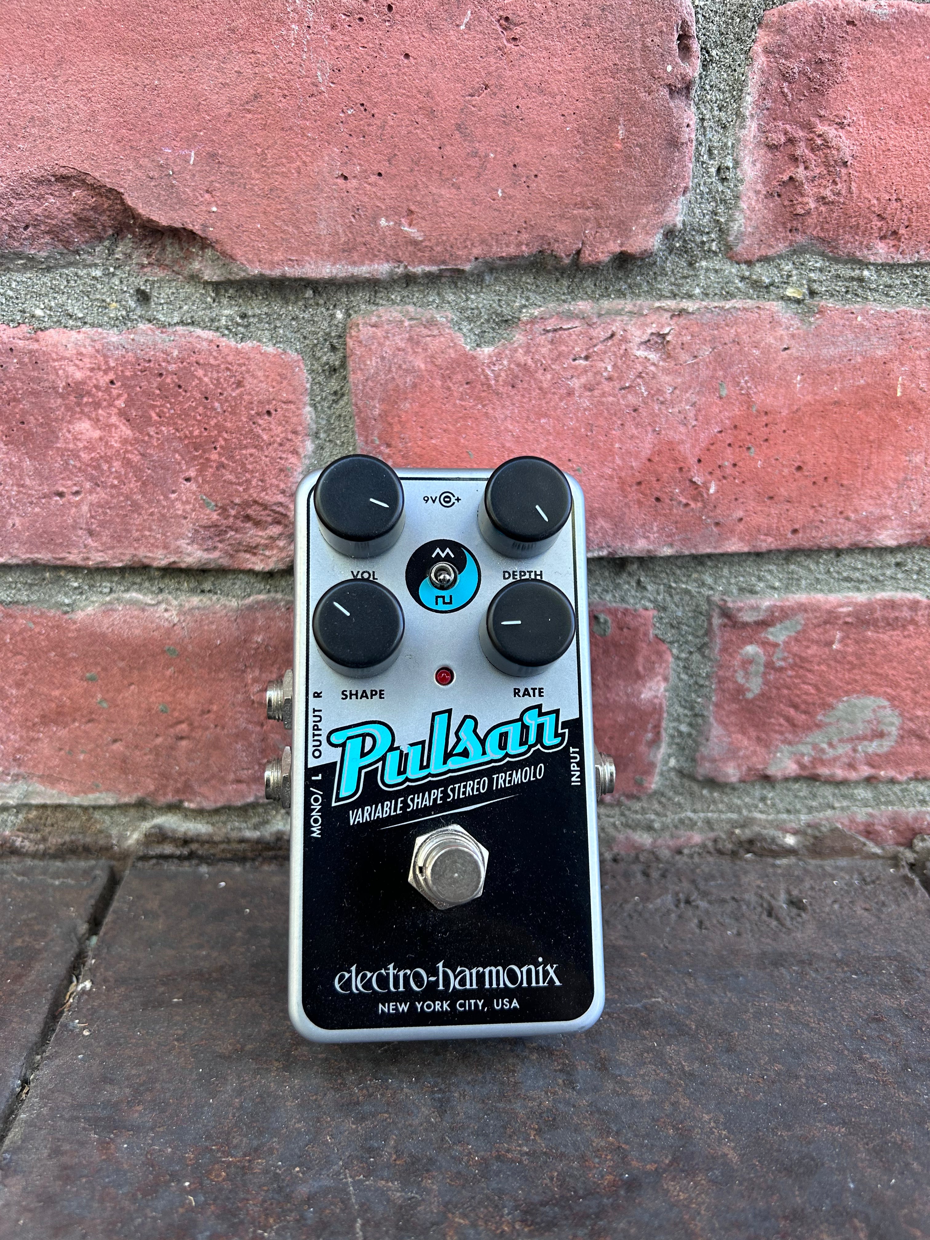 Electro Harmonix Nano Pulsar Variable Shape Stereo Tremolo Pedal