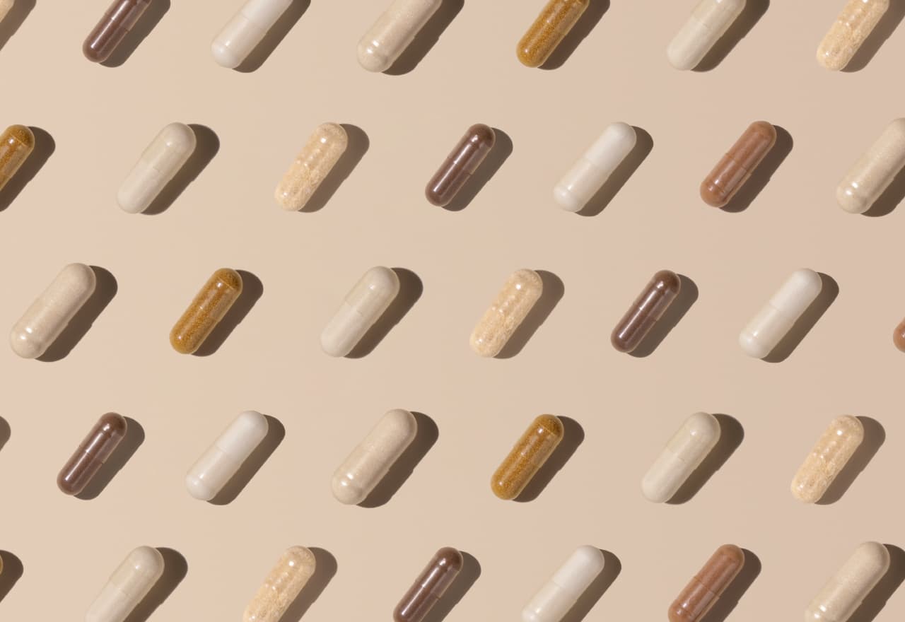 Who stacks nootropics? Neat rows of nootropic capsule placed at an angle on a beige background.