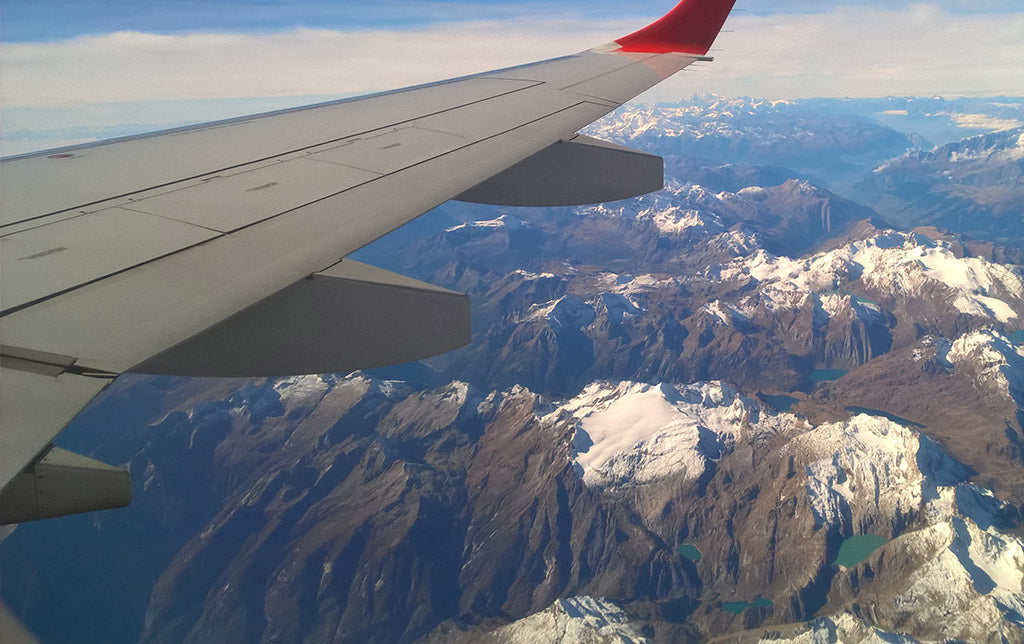 Flugzeugflügel und Landschaft darunter