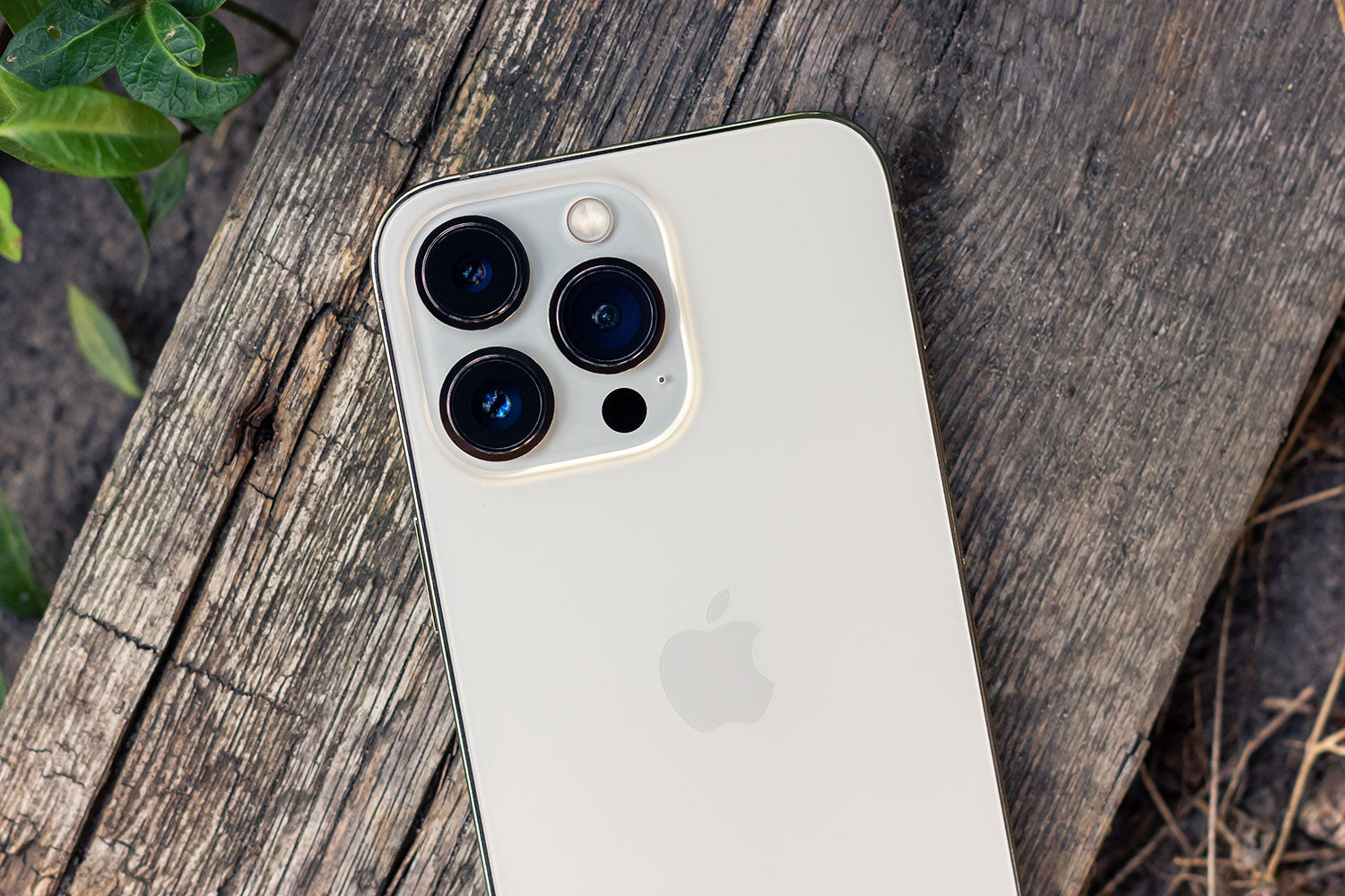 Apple Iphone 13 Pro auf einem Holzsockel