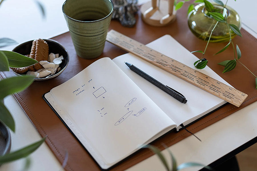 Verwenden Sie einen Naturgrasstift zum Schreiben eines Tagebuchs