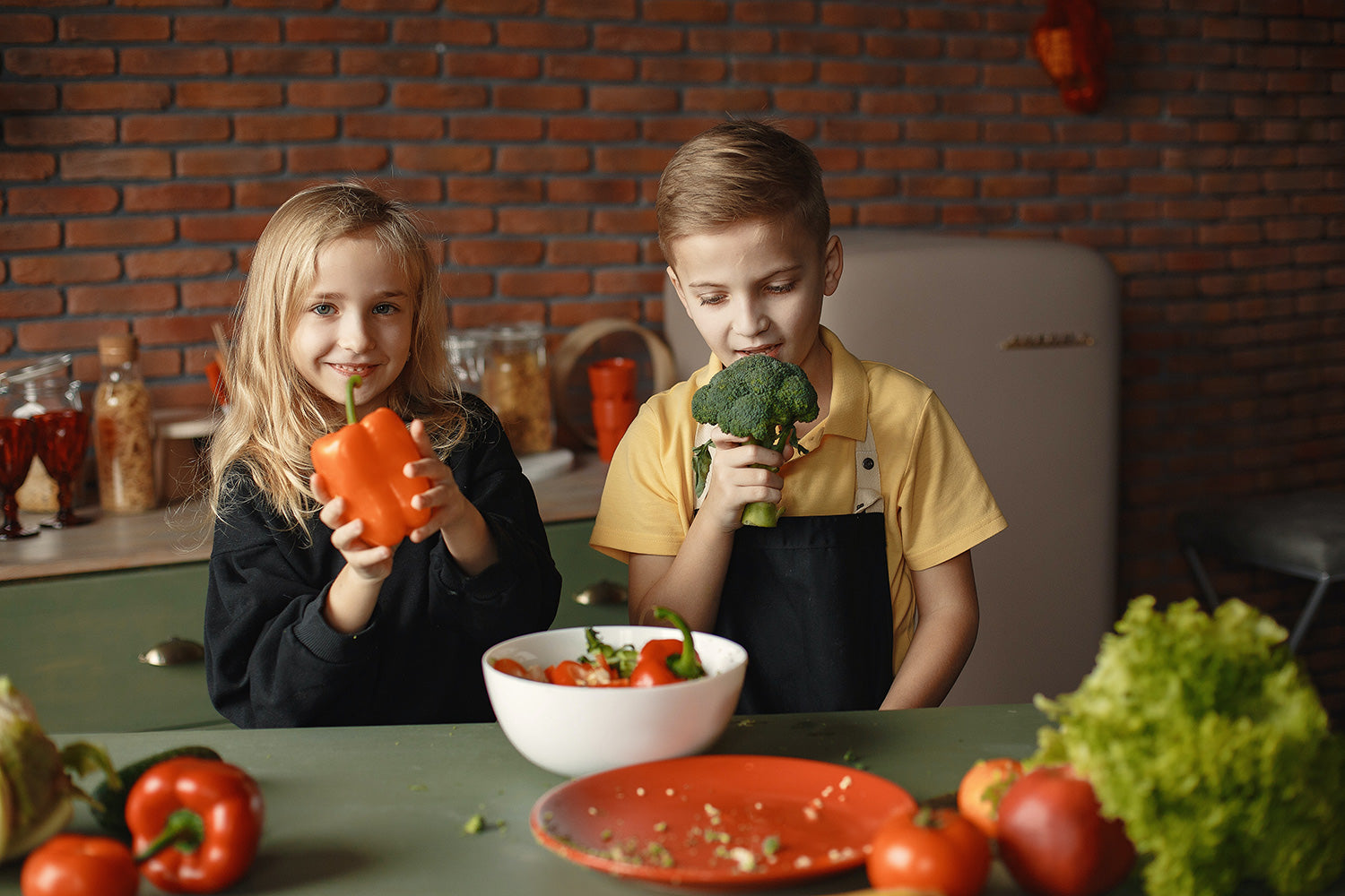 Kinder mit Bio-Lebensmitteln