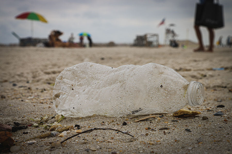 Plastikflasche am Strand