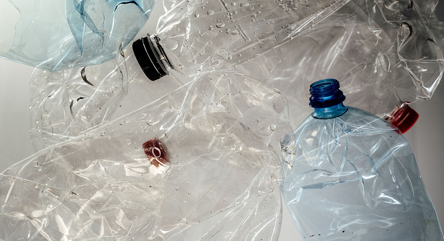 Plastic flessen voor eenmalig gebruik dragen bij aan plastic afval