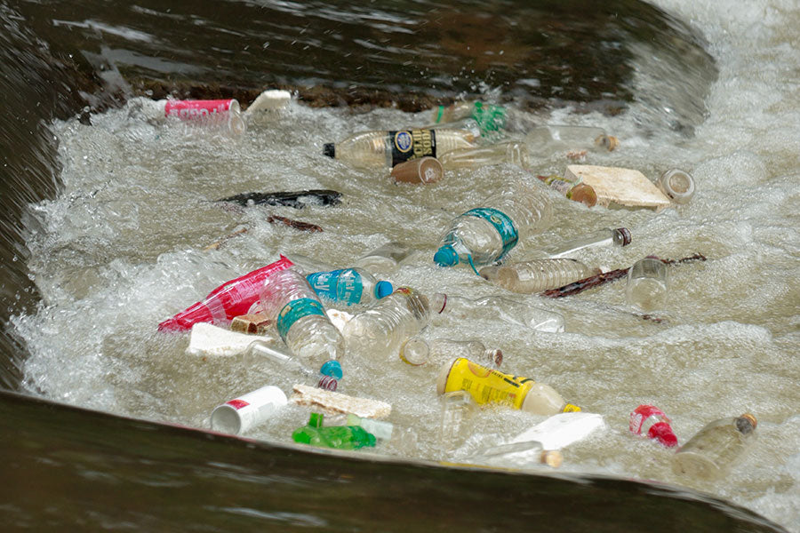 Ein Fluss voller Plastikflaschen